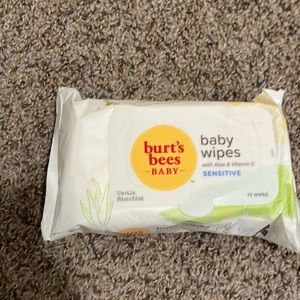 Burt’s Bees Baby wipes sensitive skin with aloe and vitamin E. 72 white wipes pk